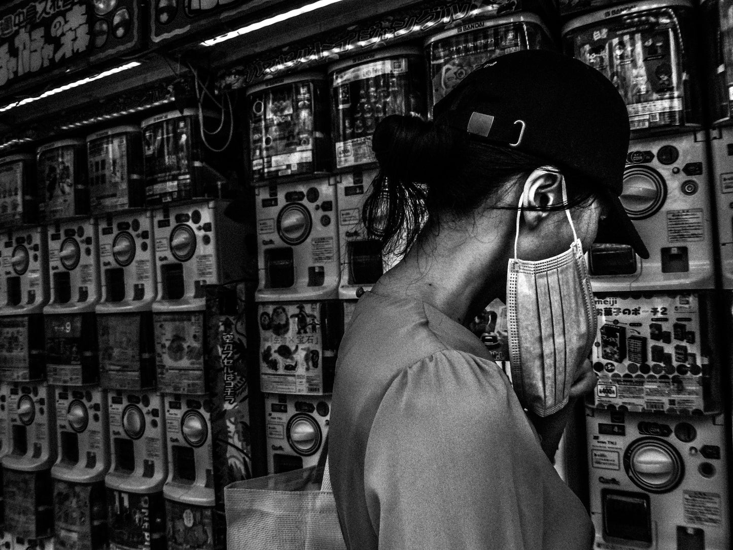 東京スナップTシャツ "Whispered Secrets"