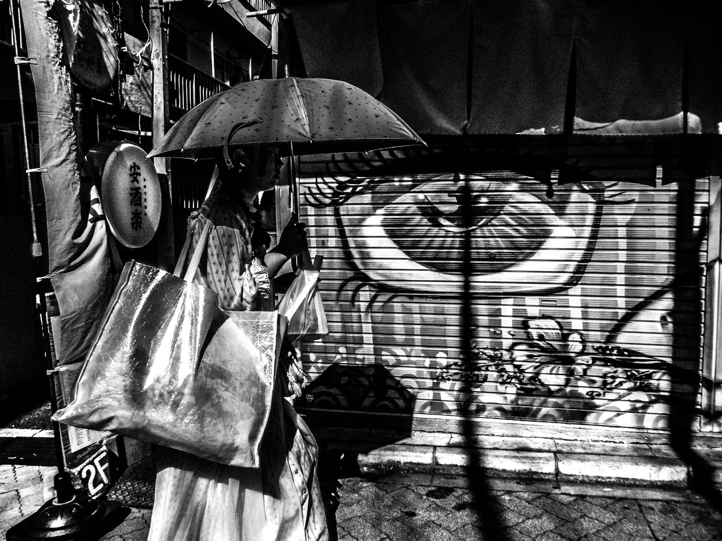 東京スナップTシャツ "Listening Closely"