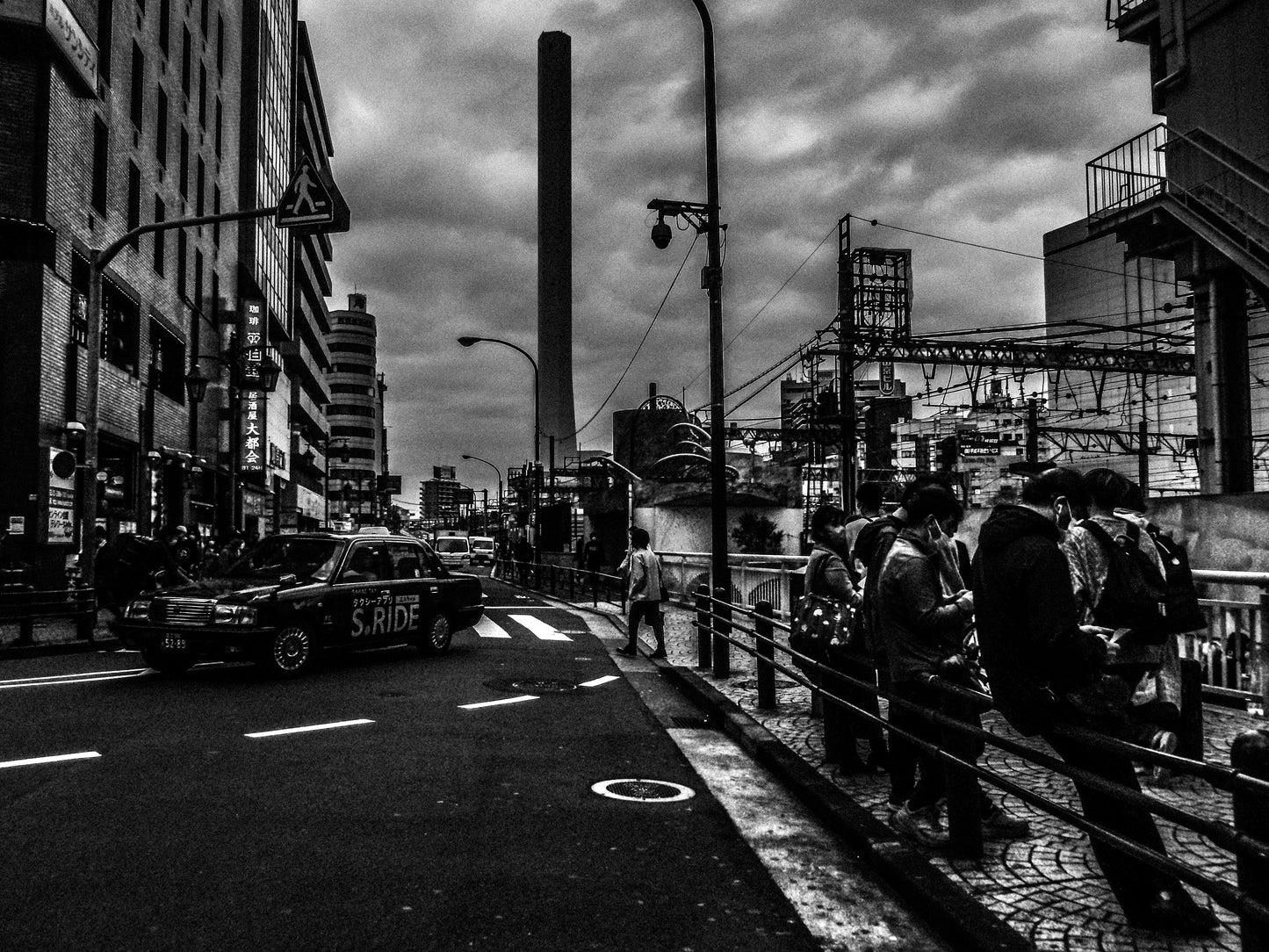東京スナップTシャツ "The City with Towering Chimneys"