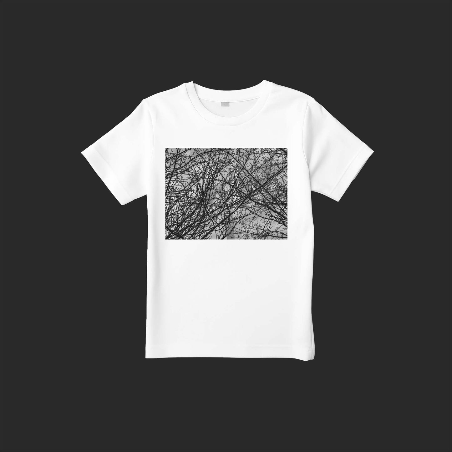 The Misty Towerの写真を使用したストリートフォトTシャツ(細い枝の間に見える白い煙突)– SnapThreads