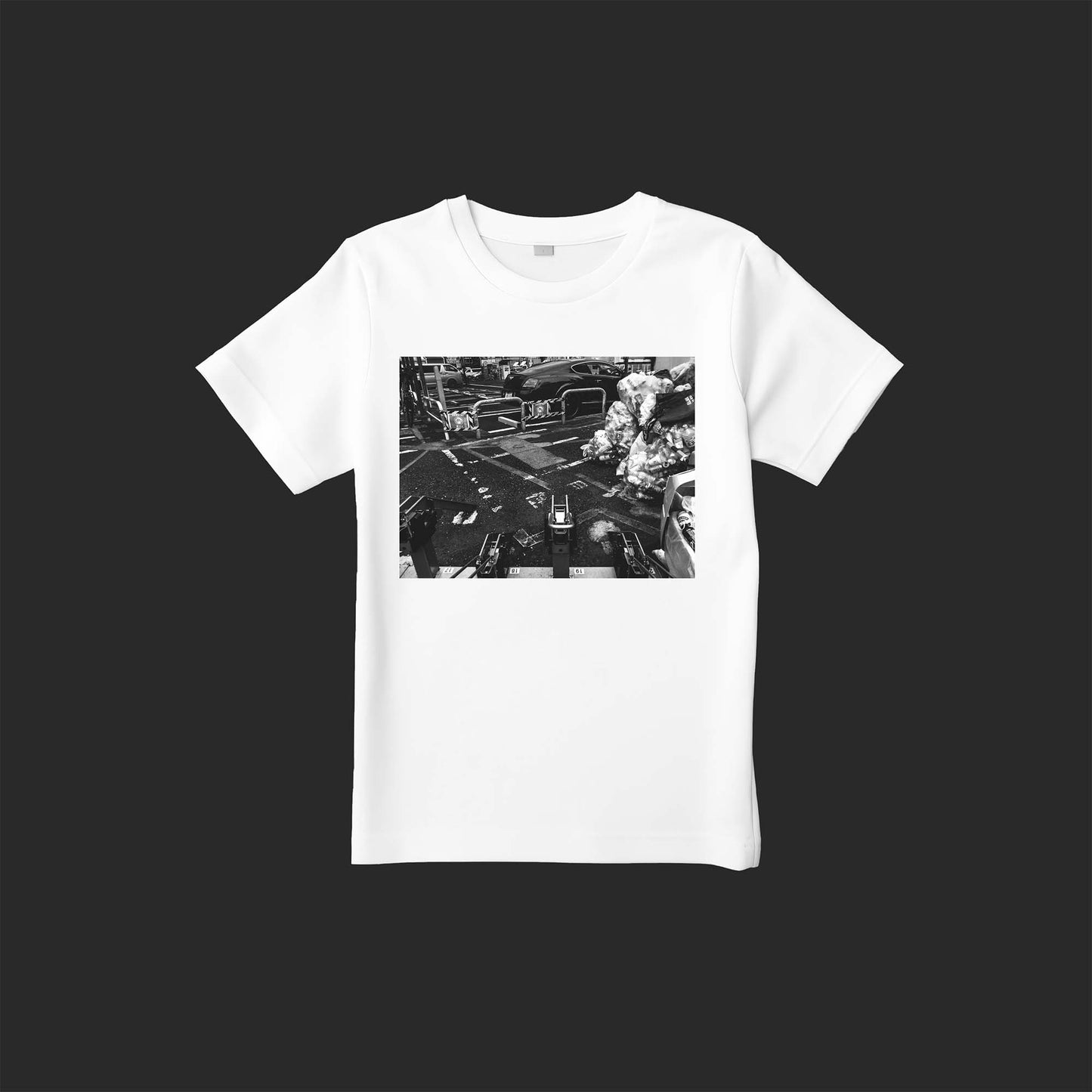 Waste Managementの写真を使用したストリートフォトTシャツ(都会の駐車場はゴミと共に)– SnapThreads
