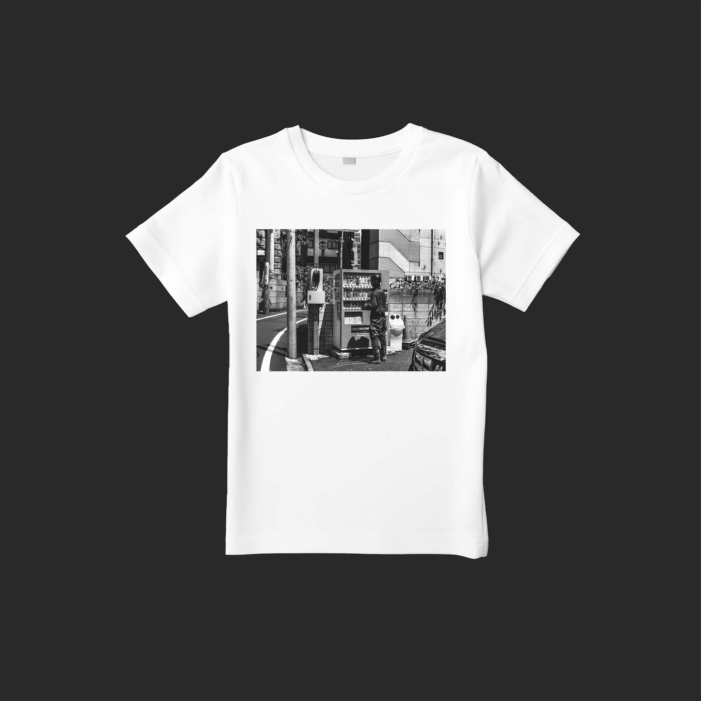 Standbyの写真を使用したストリートフォトTシャツ(池袋のホテル街、ヘルメットを被ったまま自販機で飲み物を買う男性)– SnapThreads