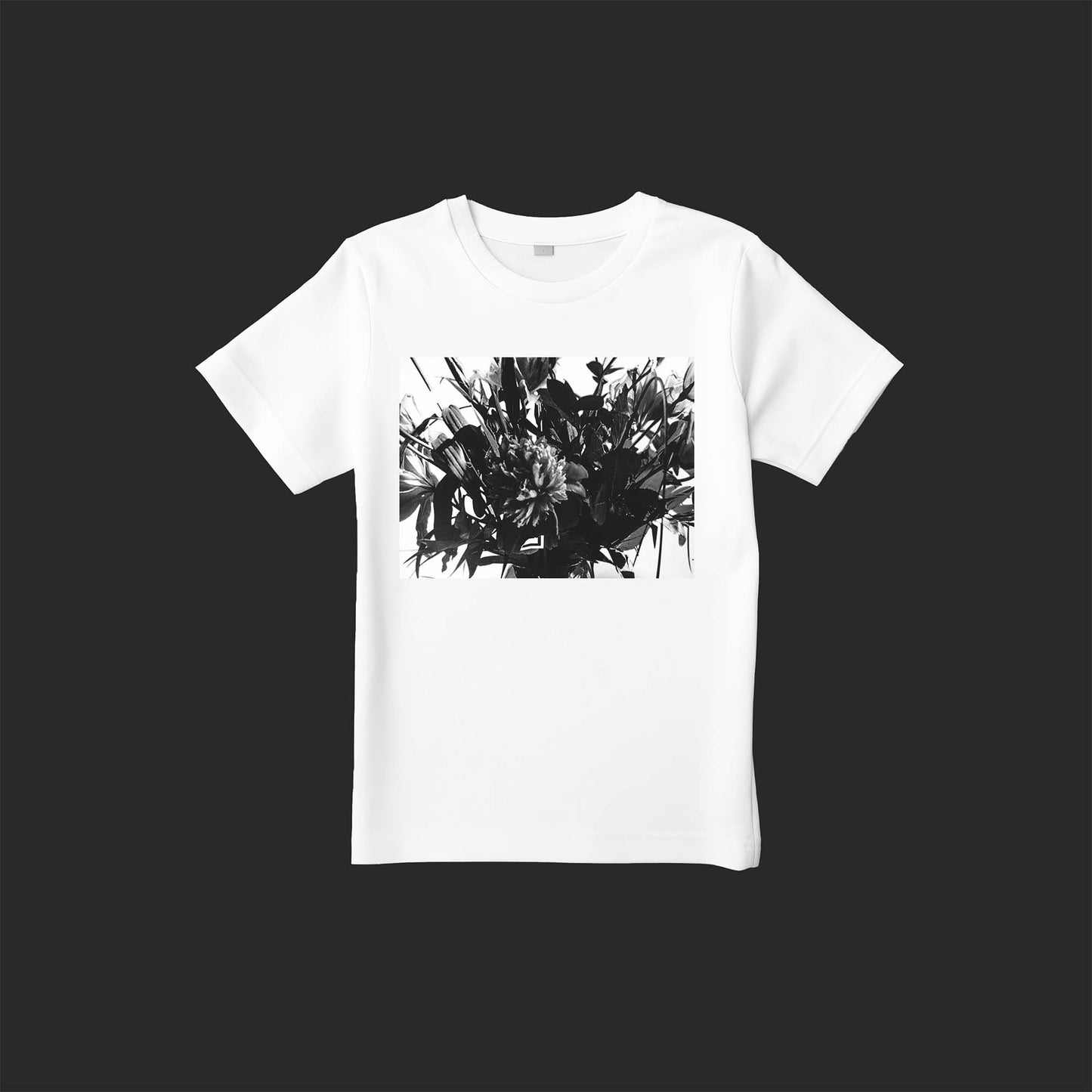 Blessingの写真を使用したストリートフォトTシャツ(硬質な花のモノクローム)– SnapThreads
