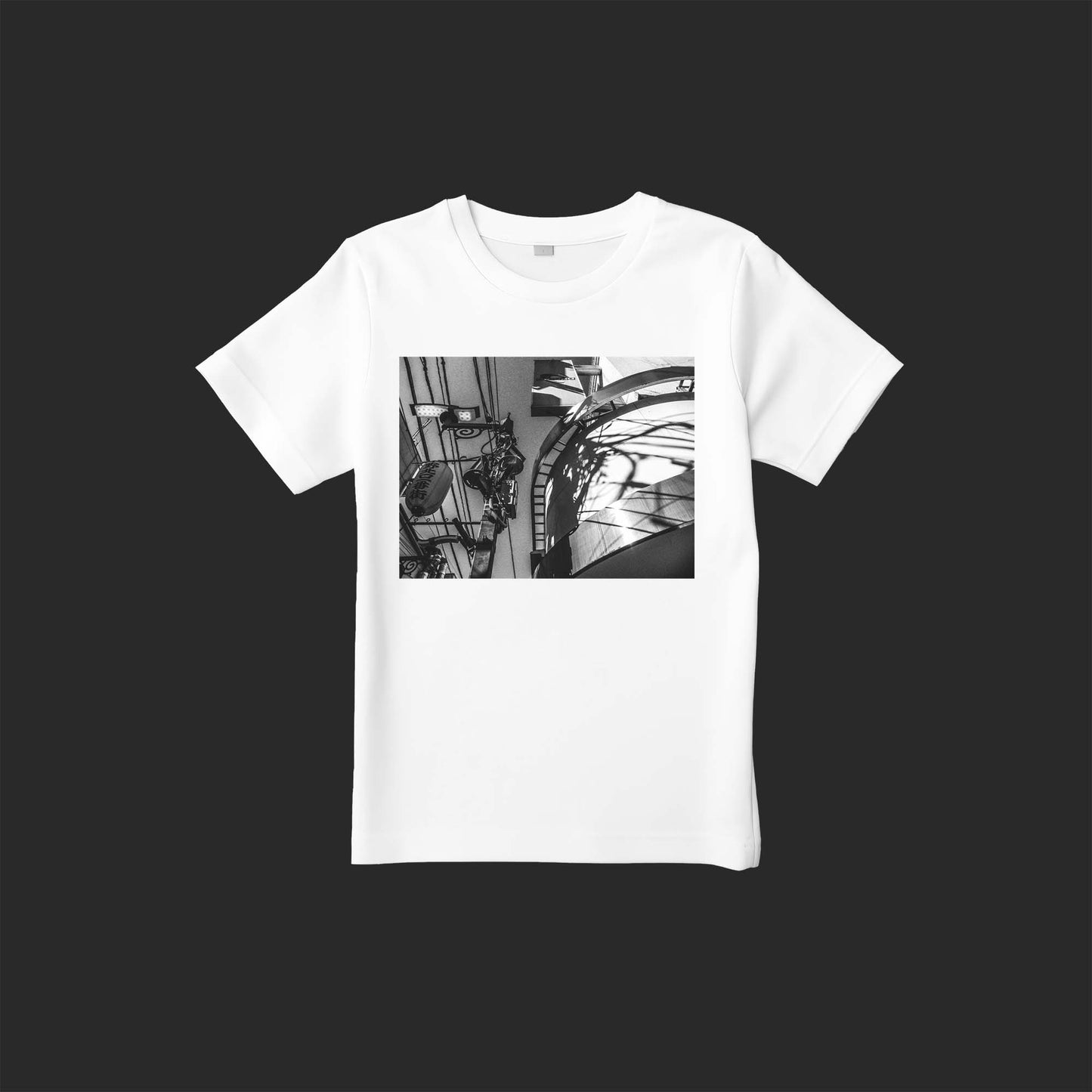 Bluffの写真を使用したストリートフォトTシャツ(見上げた電信柱とその影)– SnapThreads