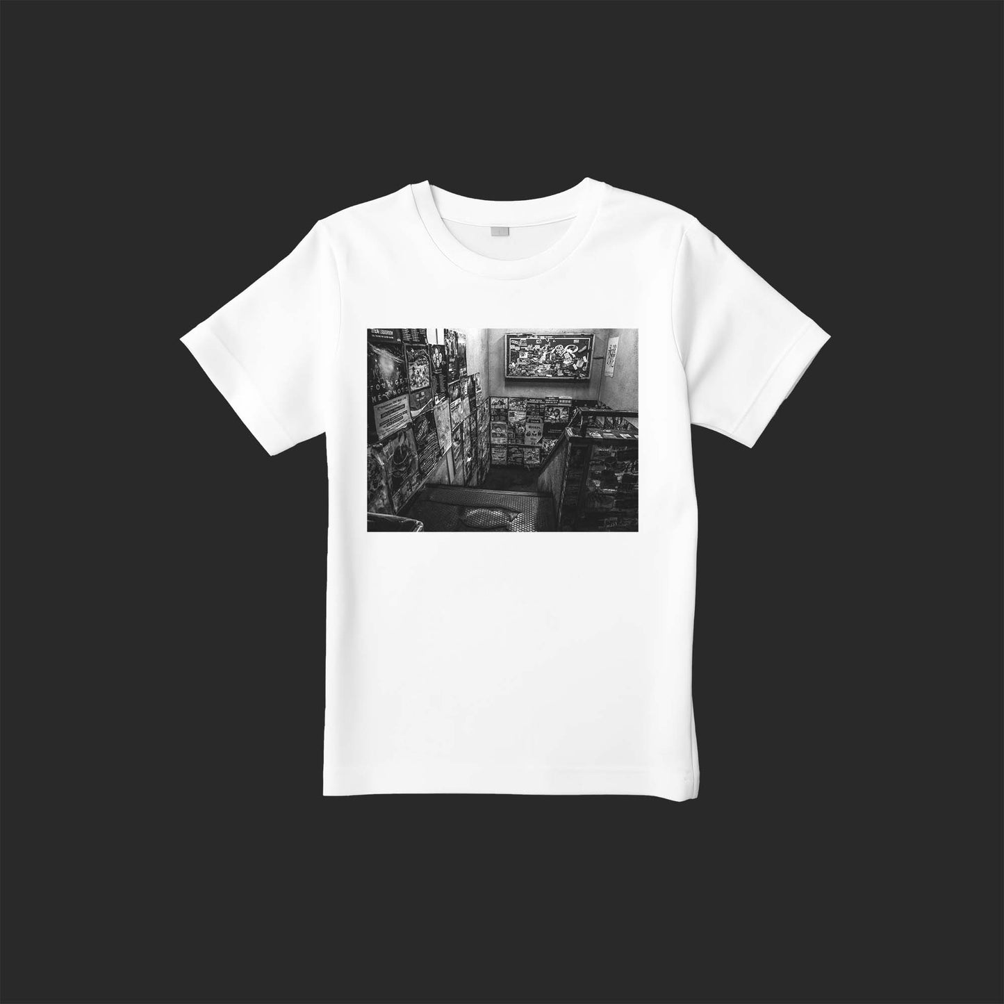 Gathering placeの写真を使用したストリートフォトTシャツ(ライブハウスの入り口の下階段、貼られたたくさんのフライヤー)– SnapThreads