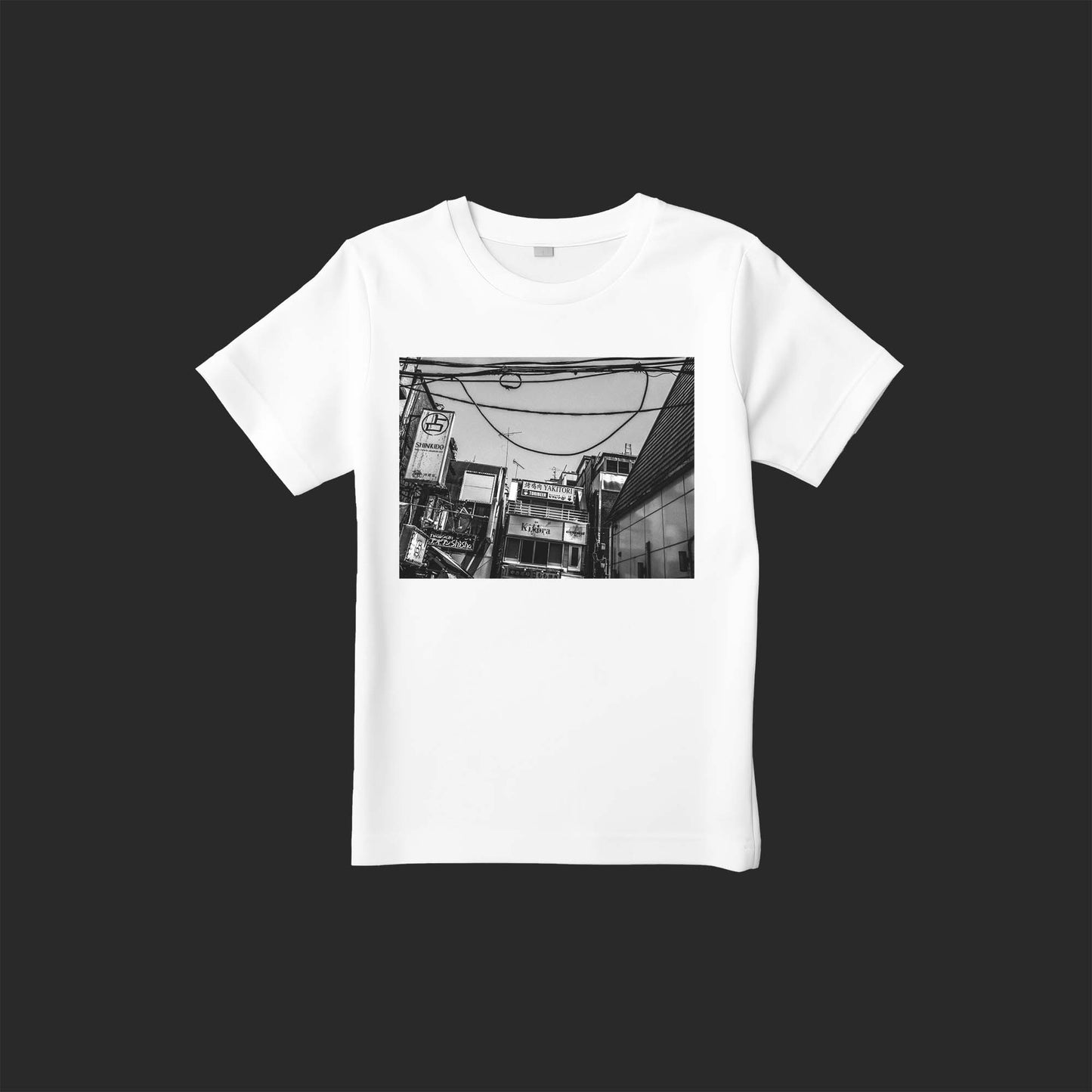 The sky grins.の写真を使用したストリートフォトTシャツ(歌舞伎町の空に垂れ下がる電線は顔のようにも見える)– SnapThreads
