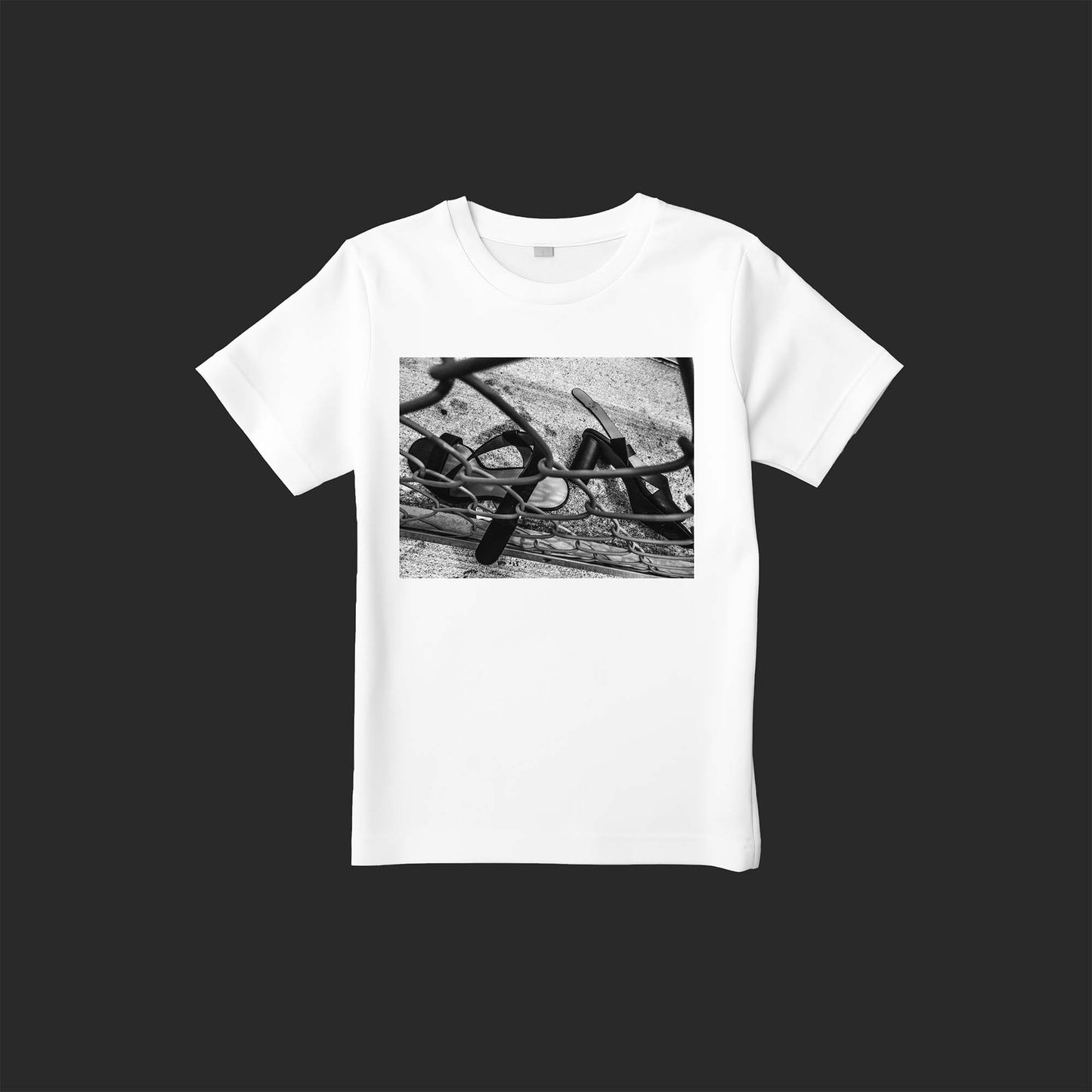 Vanishの写真を使用したストリートフォトTシャツ(金網越しに見える脱ぎ捨てられたハイヒール)– SnapThreads