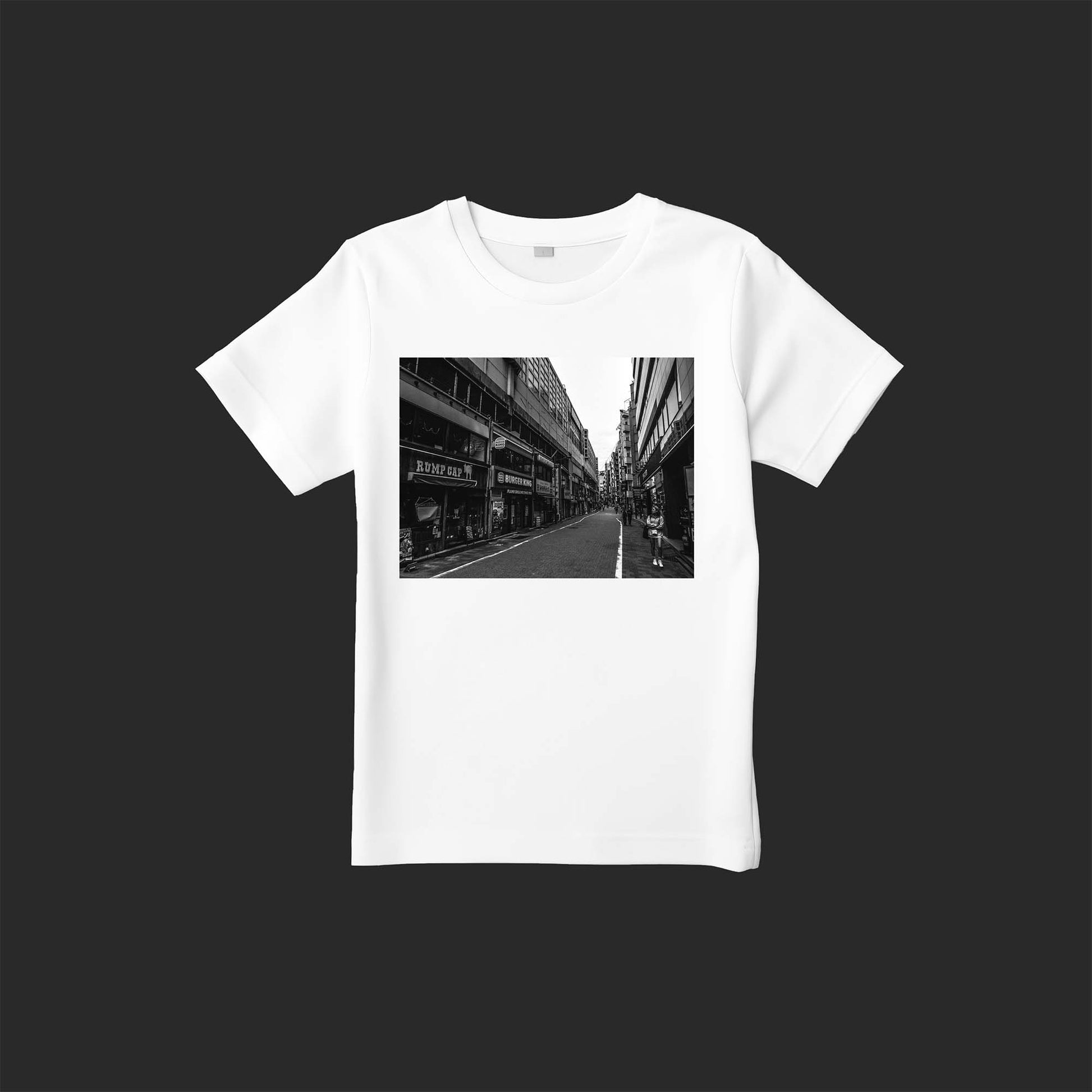 Warinessの写真を使用したストリートフォトTシャツ(日曜日の神田駅前に人通りは少ない)– SnapThreads