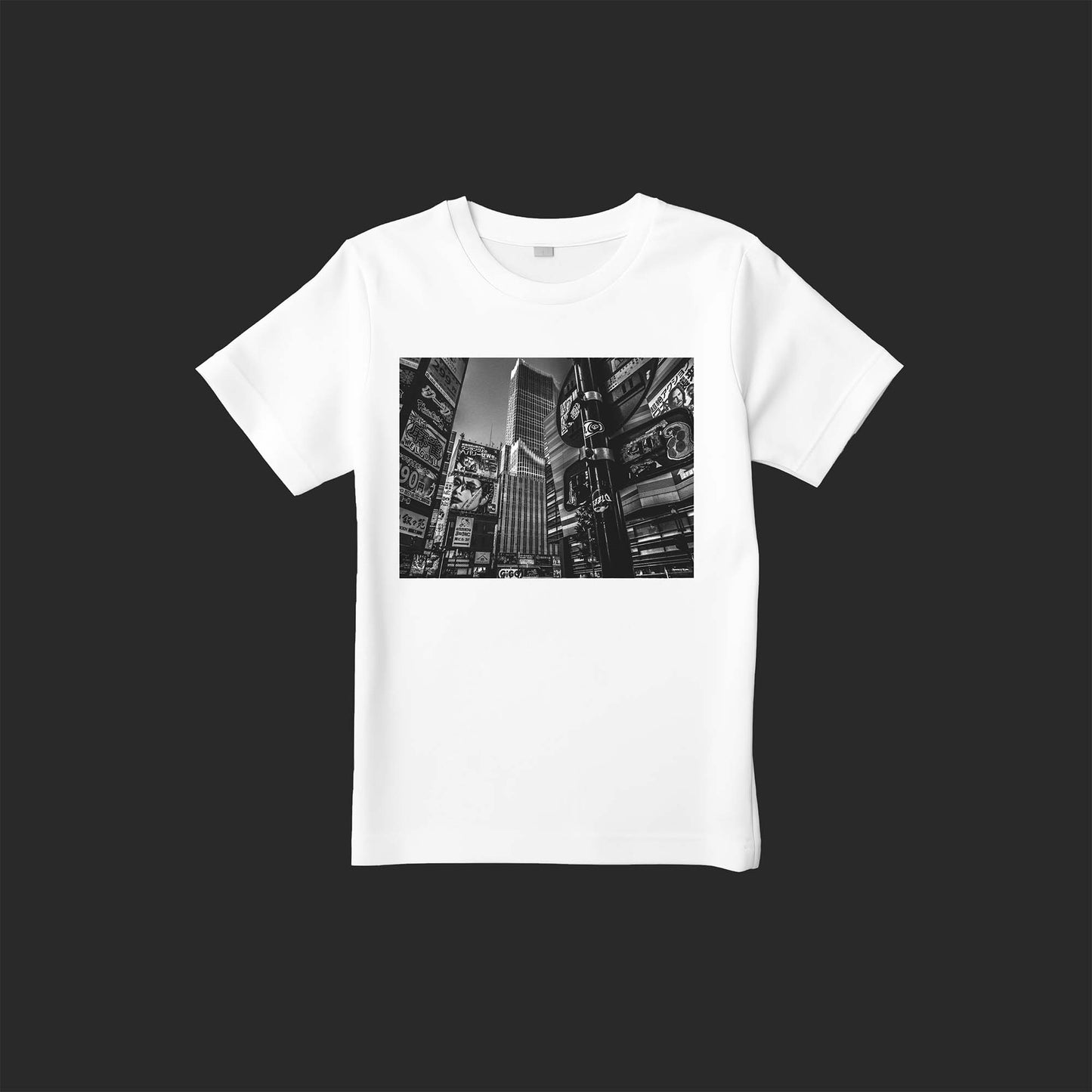 The Unsent Messageの写真を使用したストリートフォトTシャツ(歌舞伎町TOHOシネマズ前、奥には歌舞伎町タワー)– SnapThreads
