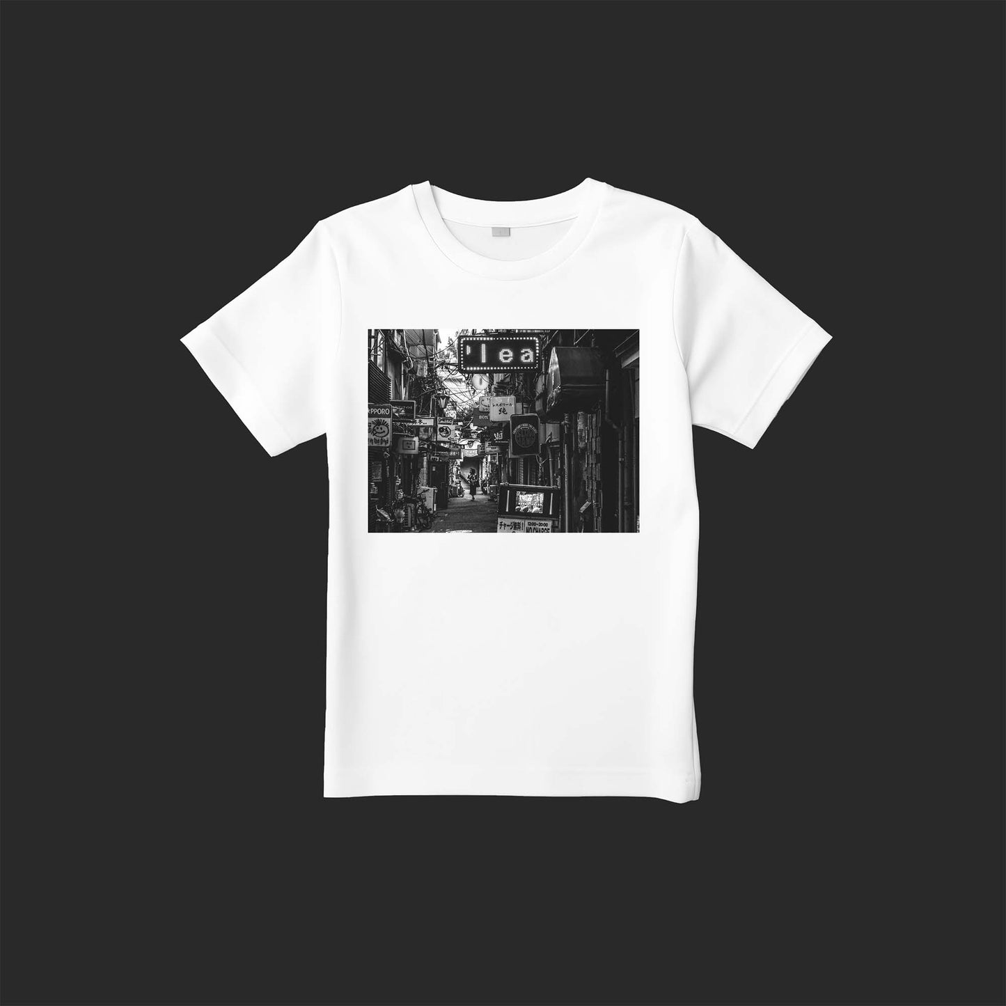 Picking Our Next Stopの写真を使用したストリートフォトTシャツ(新宿ゴールデン街、ひしめく店舗)– SnapThreads