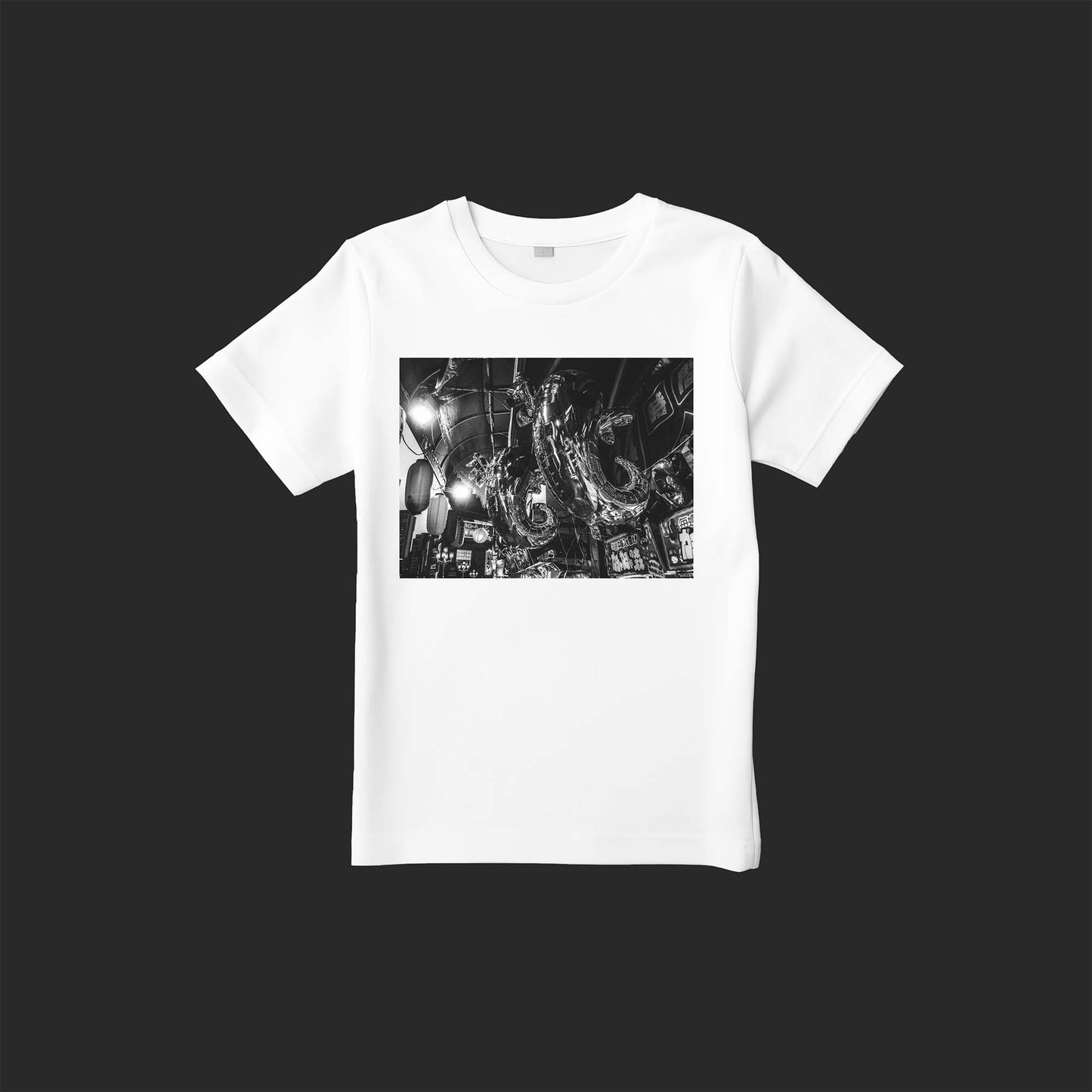 Mere Coincidenceの写真を使用したストリートフォトTシャツ(歌舞伎町のドンキホーテの店頭に光るイルカの風船)– SnapThreads