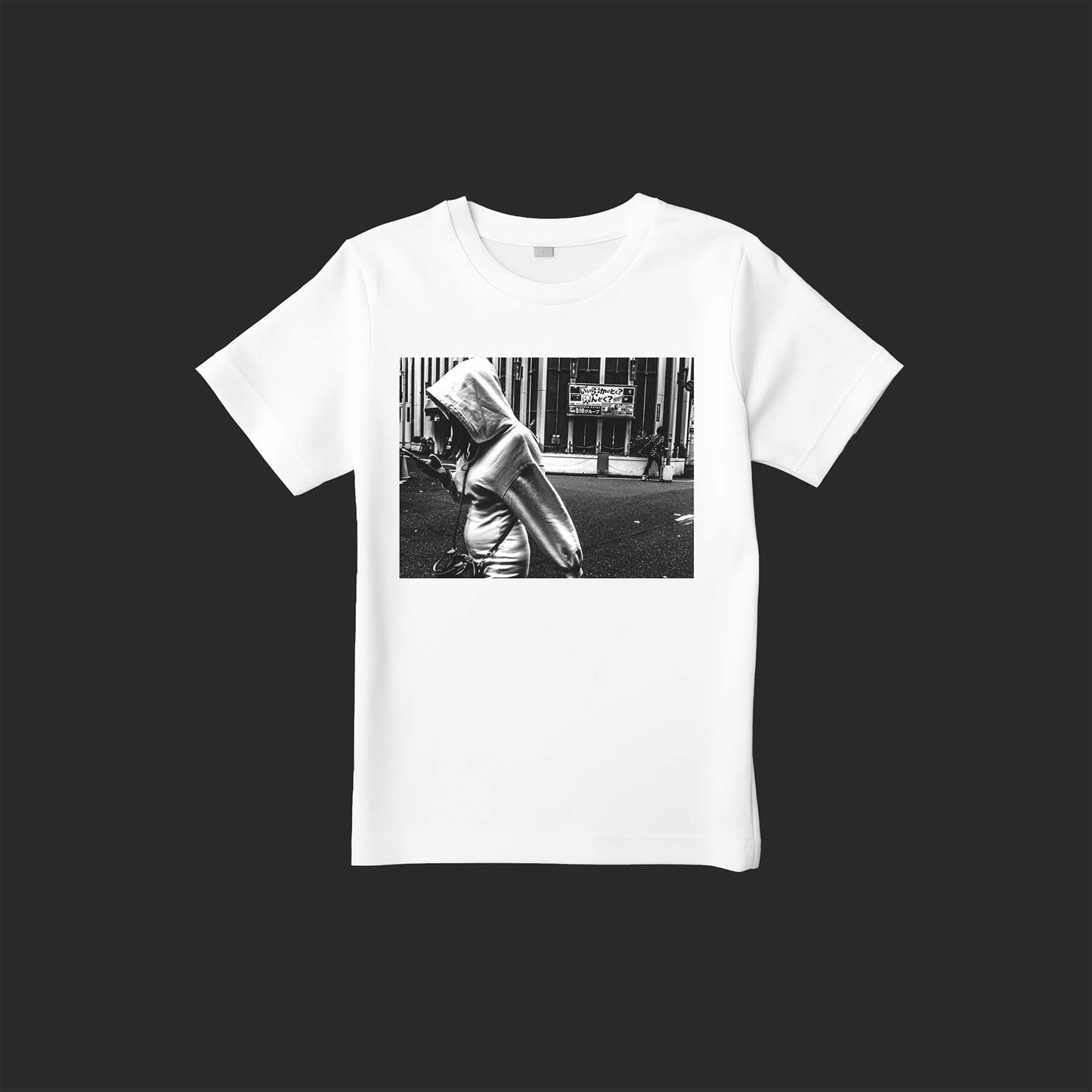 Shiromukuの写真を使用したストリートフォトTシャツ(歌舞伎町、フードをかぶった女性が通り過ぎる)– SnapThreads