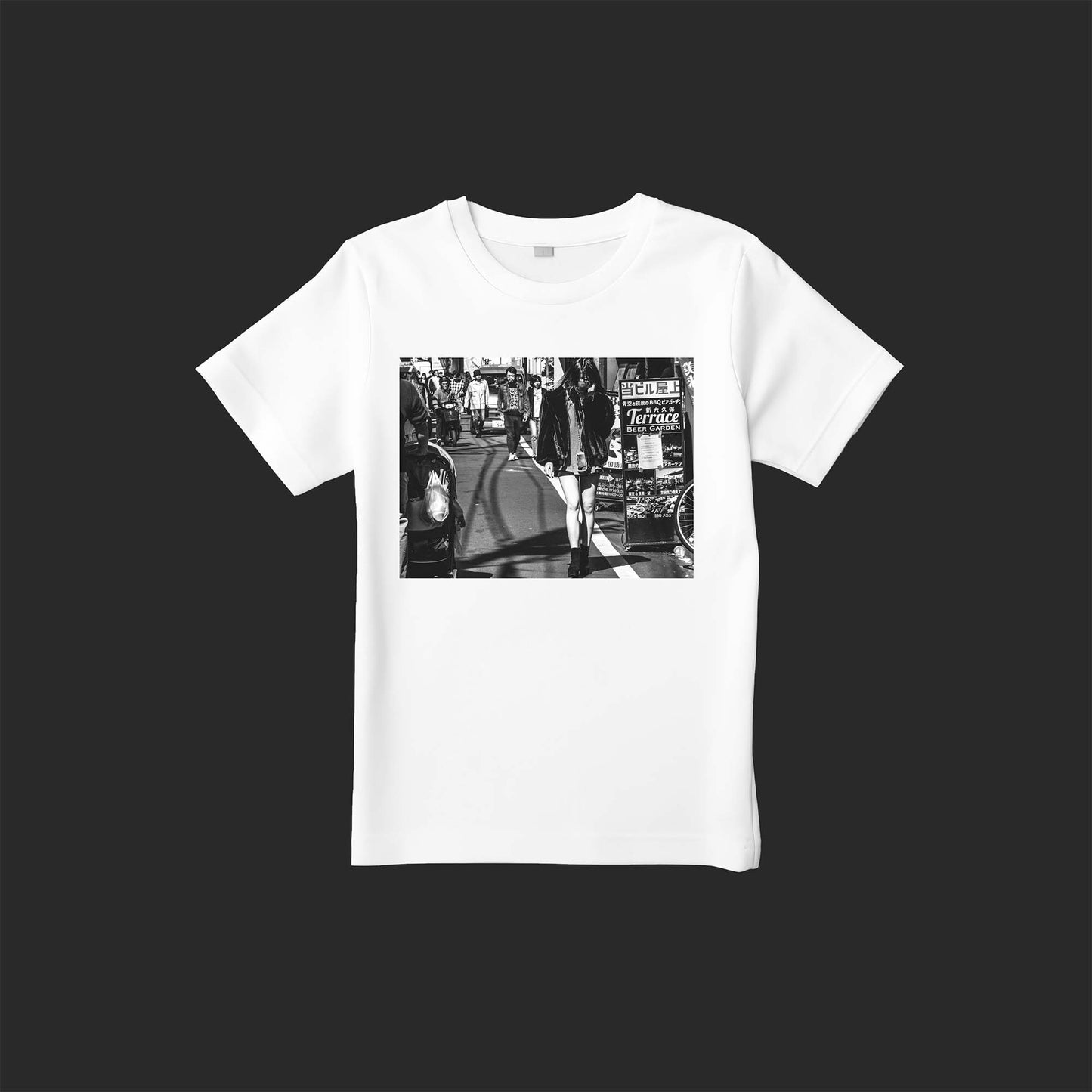 Overの写真を使用したストリートフォトTシャツ(電話をしながら大久保を歩くマスクをした女子高生)– SnapThreads
