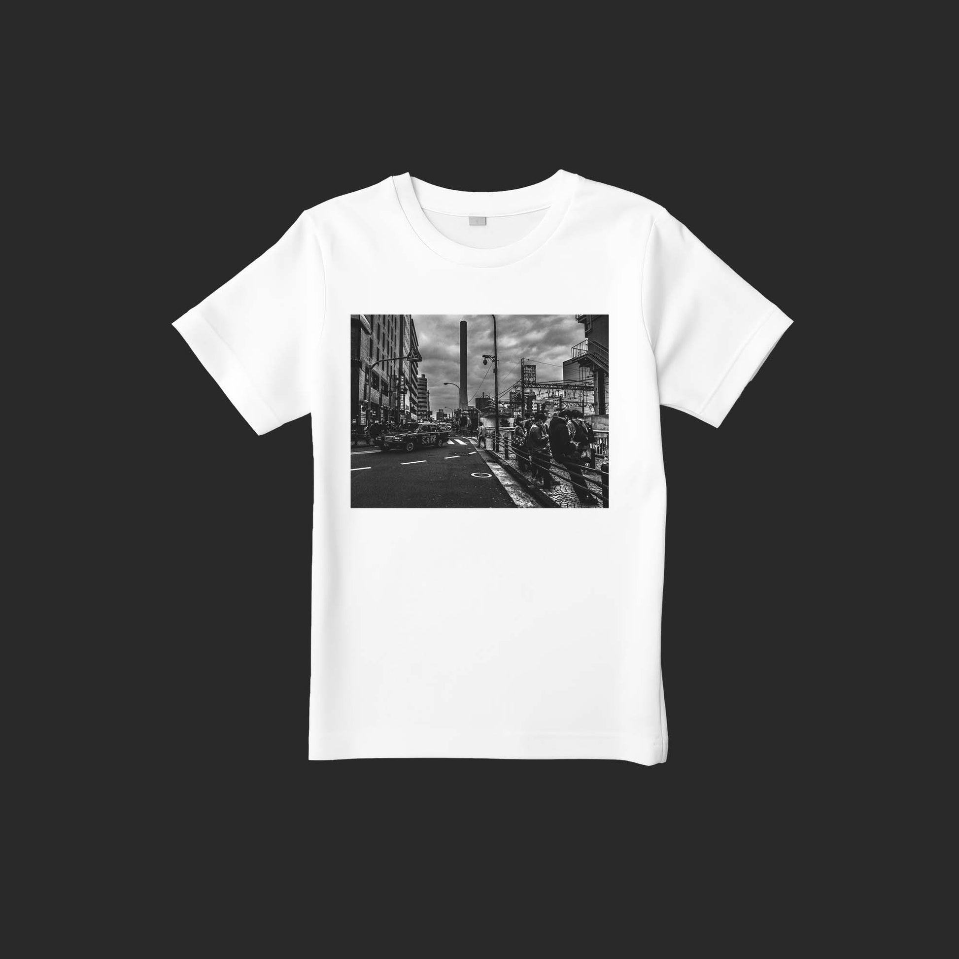 The City with Towering Chimneysの写真を使用したストリートフォトTシャツ(池袋北口前に佇む人たち、奥には焼却炉の煙突が見える)– SnapThreads