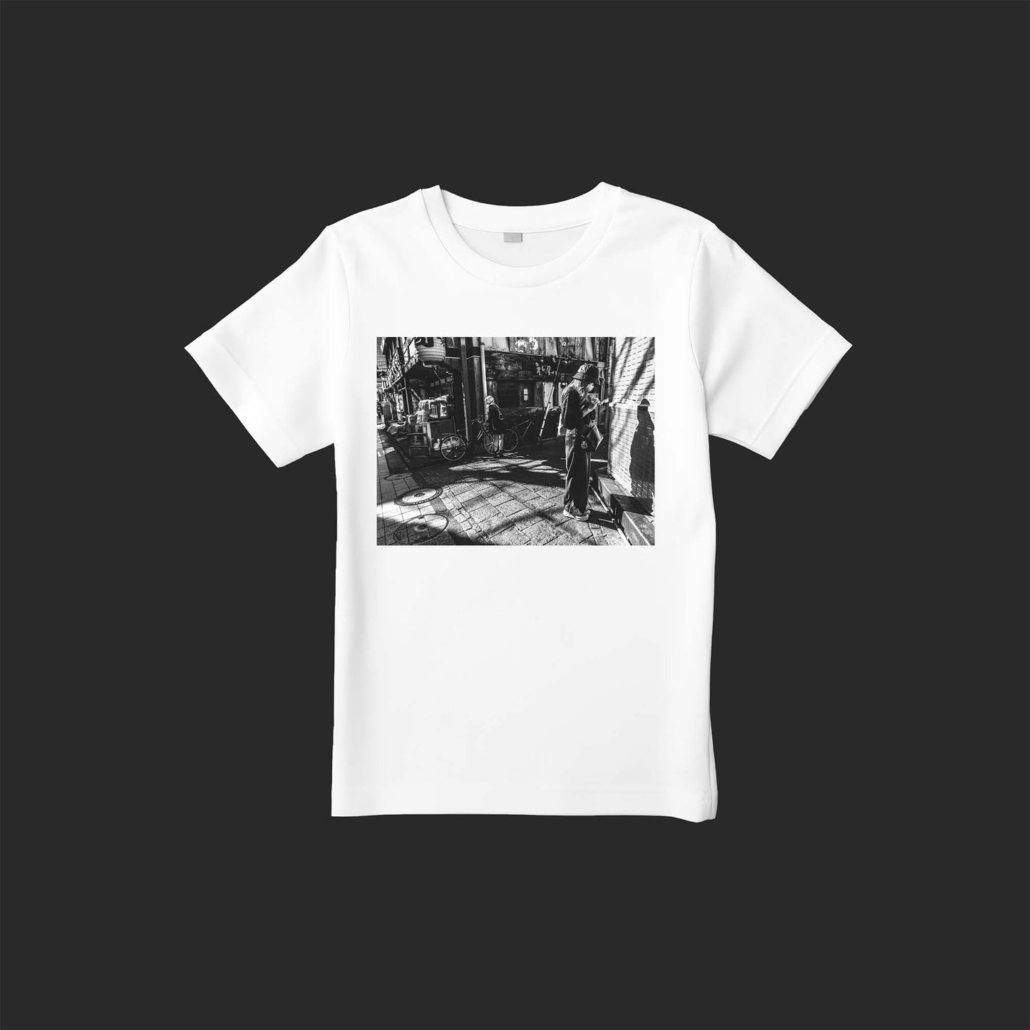 Differences of Opinionの写真を使用したストリートフォトTシャツ(壁に向かいスマホを操作する女性、自転車を停める女性)– SnapThreads