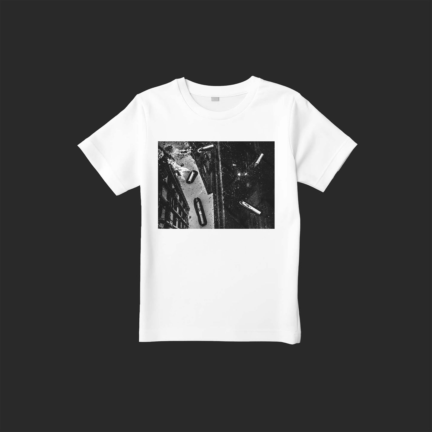Lung Cancerの写真を使用したストリートフォトTシャツ(濁った水たまりに浮かぶ吸い殻は5本)– SnapThreads