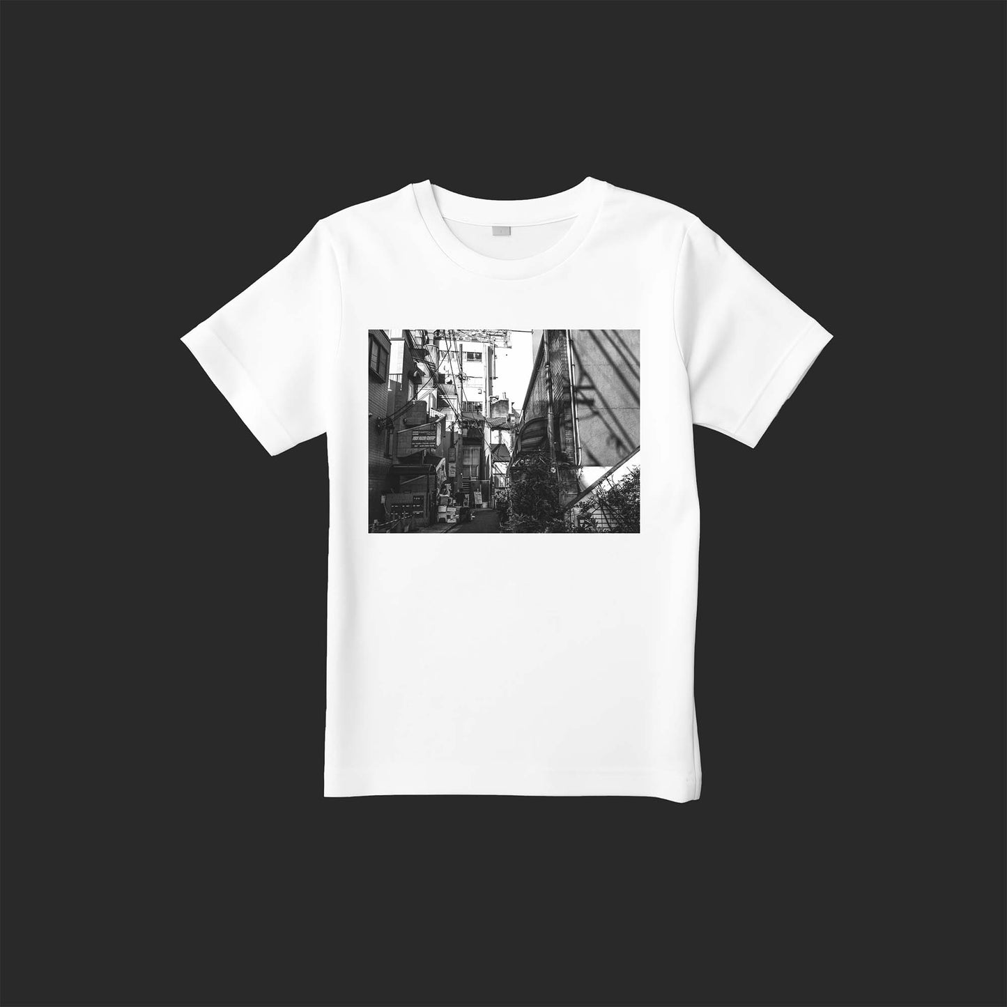 Yesterday Afternoonの写真を使用したストリートフォトTシャツ(大久保駅近くの路地裏の午後、人通りは少ない)– SnapThreads
