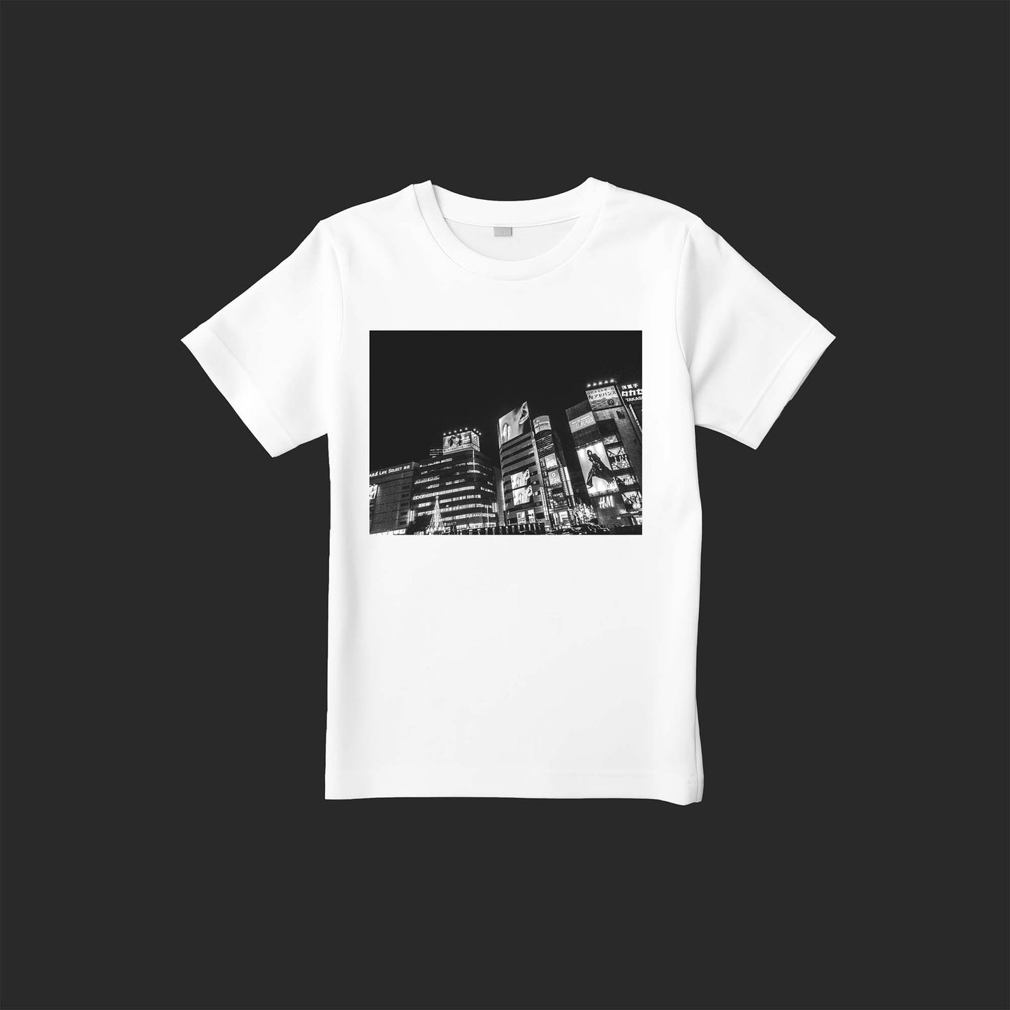 Fragmentsの写真を使用したストリートフォトTシャツ(夜の池袋の街を見上げれば誰かの横顔がそこには見える)– SnapThreads