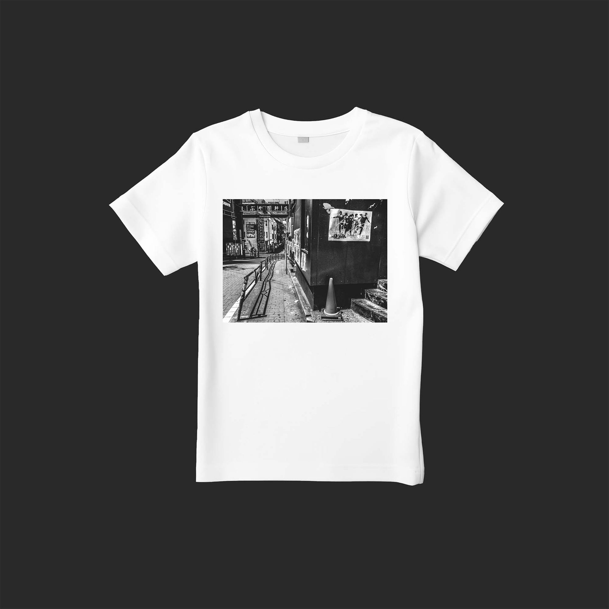 Shibuya Hyakken Storesの写真を使用したストリートフォトTシャツ(澁谷円山町、ライブハウスやホテルが並ぶ)– SnapThreads